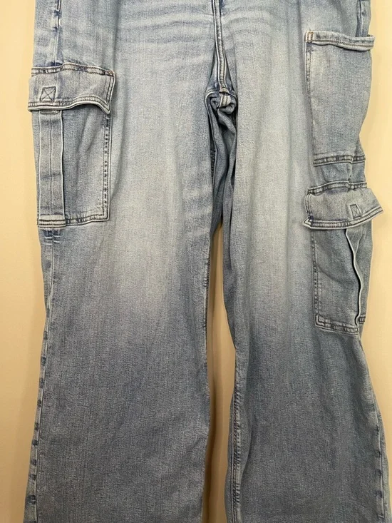 American Eagle Light Wash Denim Cargo Jeans - Picture 2 of 8